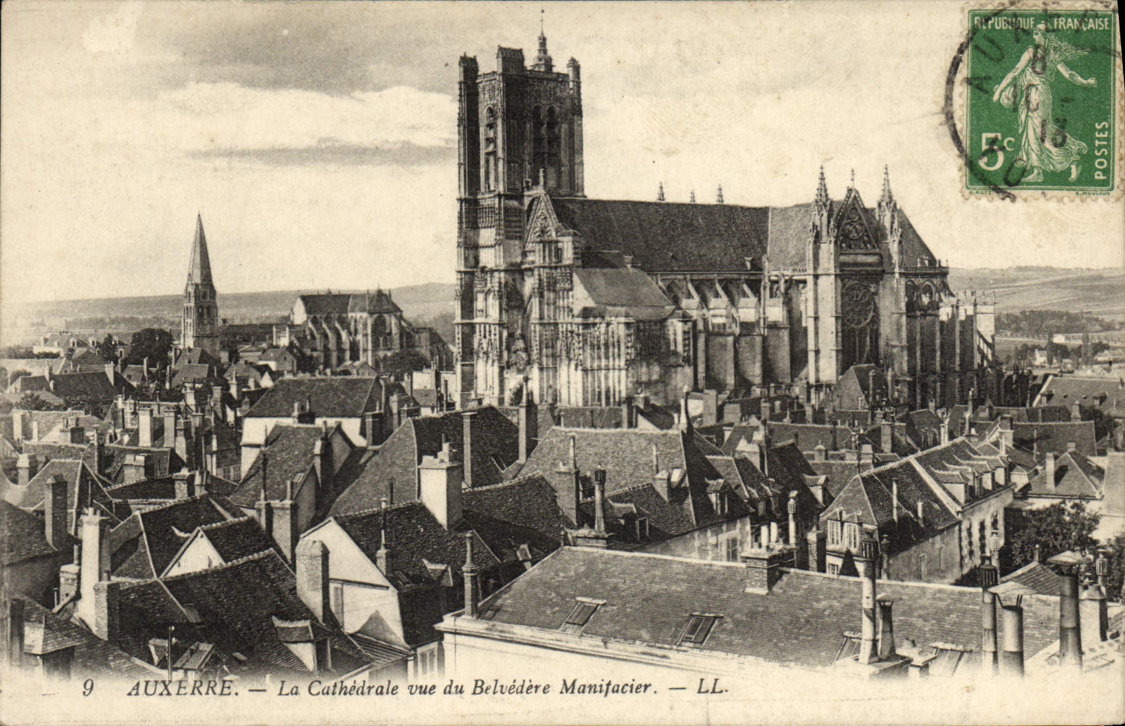 CPA Auxerre La Cathedrale Vue du Belvedere Manifacier