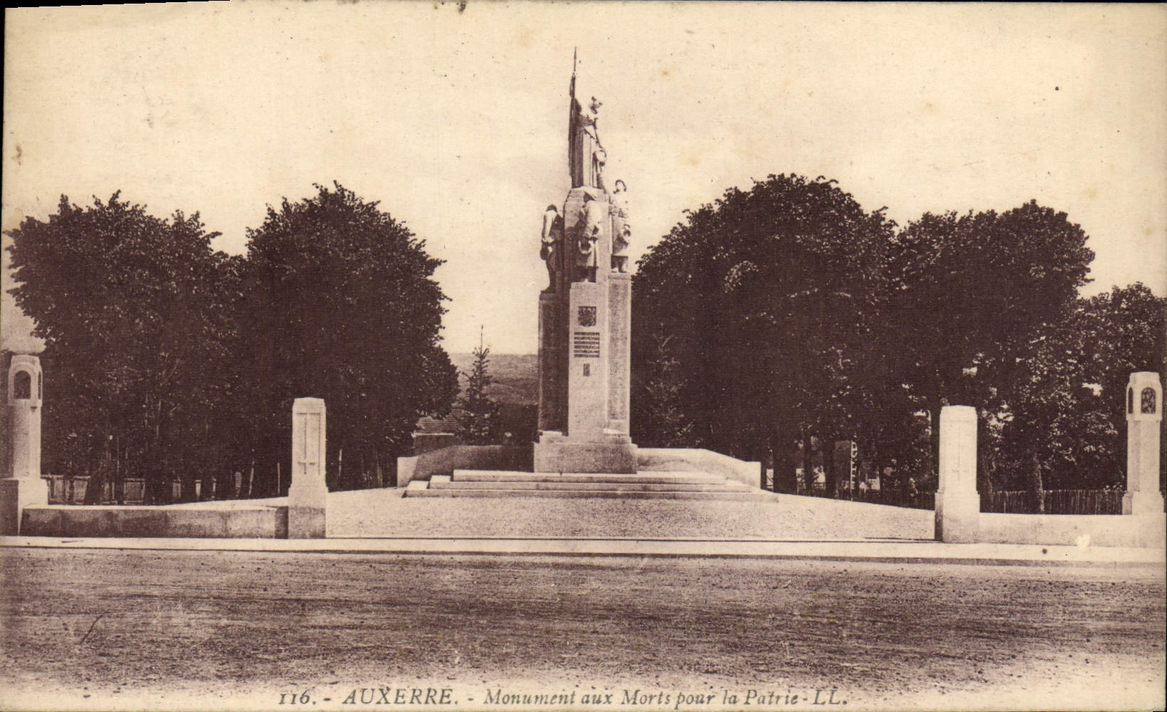 VINTAGE POSTCARD Auxerre Auux Monument Died For the Militaria Fatherland