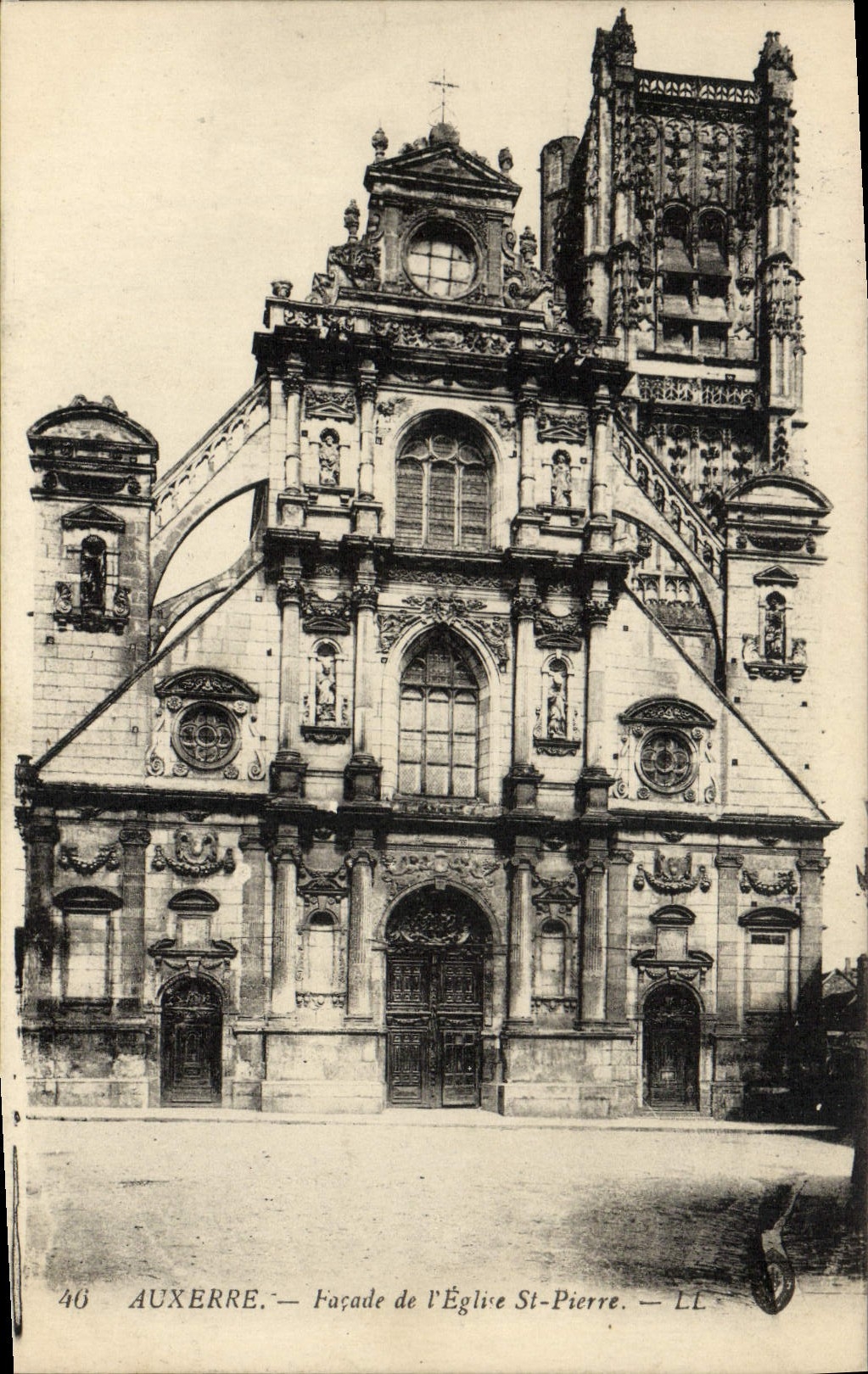 CPA Auxerre Facade De L'Eglise St Pierre
