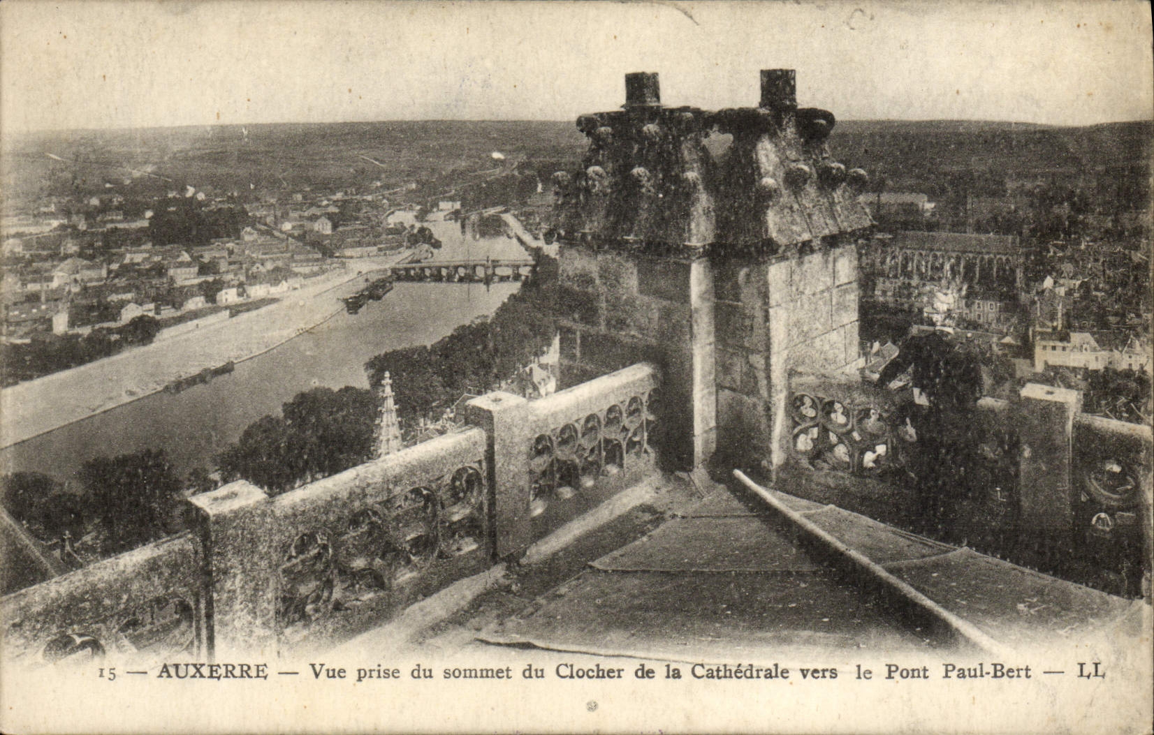 CPA Auxerre Vue Prise du Sommet du Clocher de la Cathedrale vers le pont Paul Bert