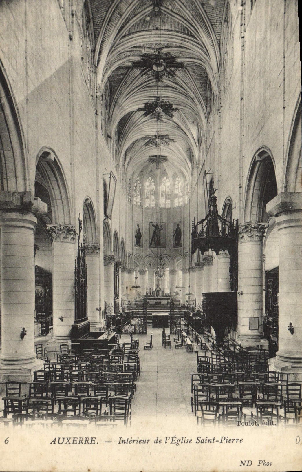 CPA Auxerre Interieur de L'Eglise Saint Pierre