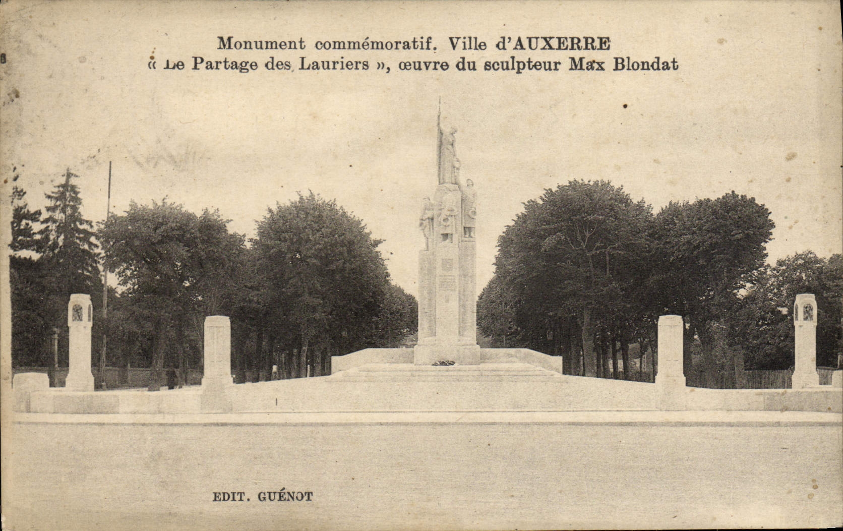 CPA Auxerre Monument Commemoratif Le partage des Lauriers Max Blondat