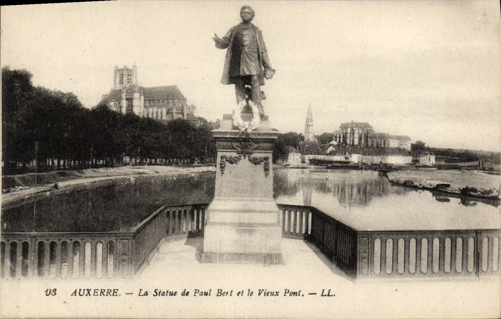 CPA Auxerre La Statue de Paul Bert et le Vieux Pont