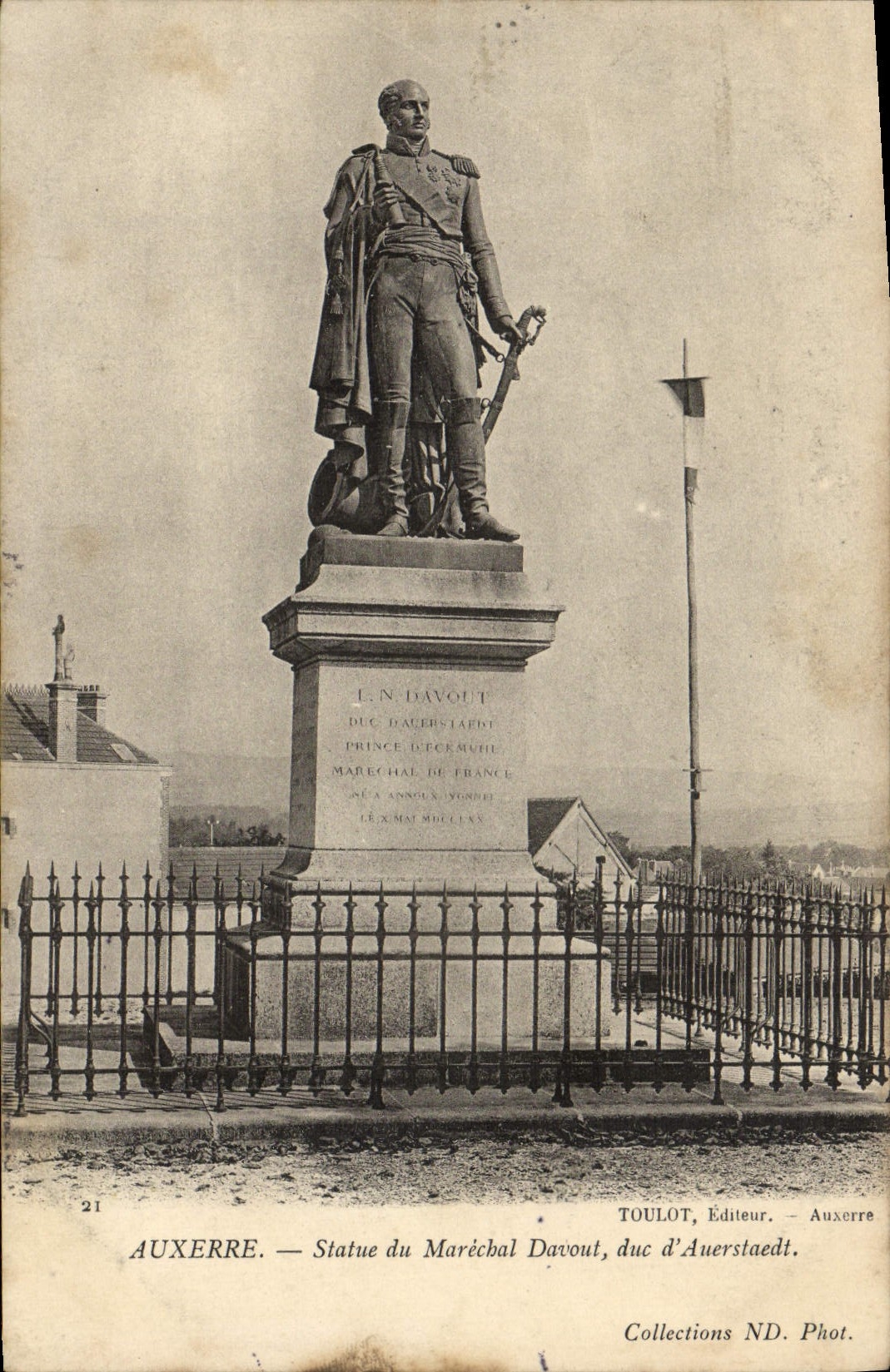 CPA Auxerre La Statue du Marechal Davout Duc d'Auerstaedt