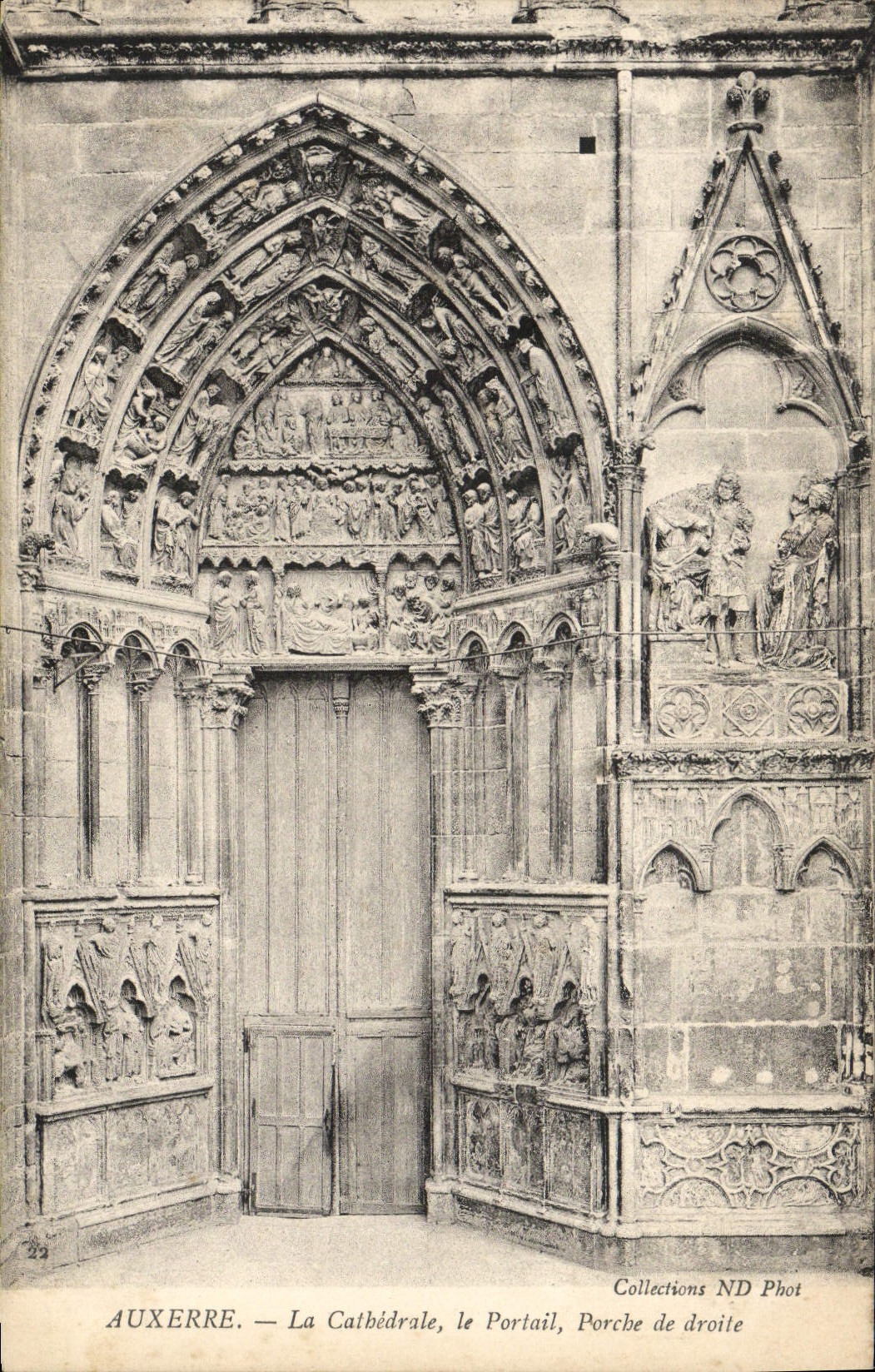 CPA Auxerre La Cathedrale le Portail Porche de Droite