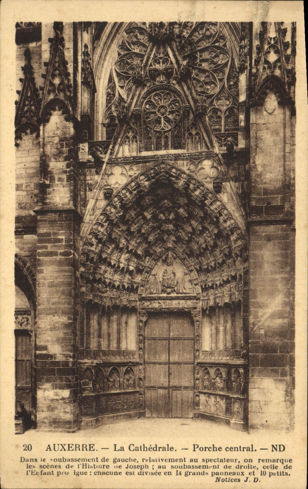 CPA Auxerre La Cathedrale Porche Central