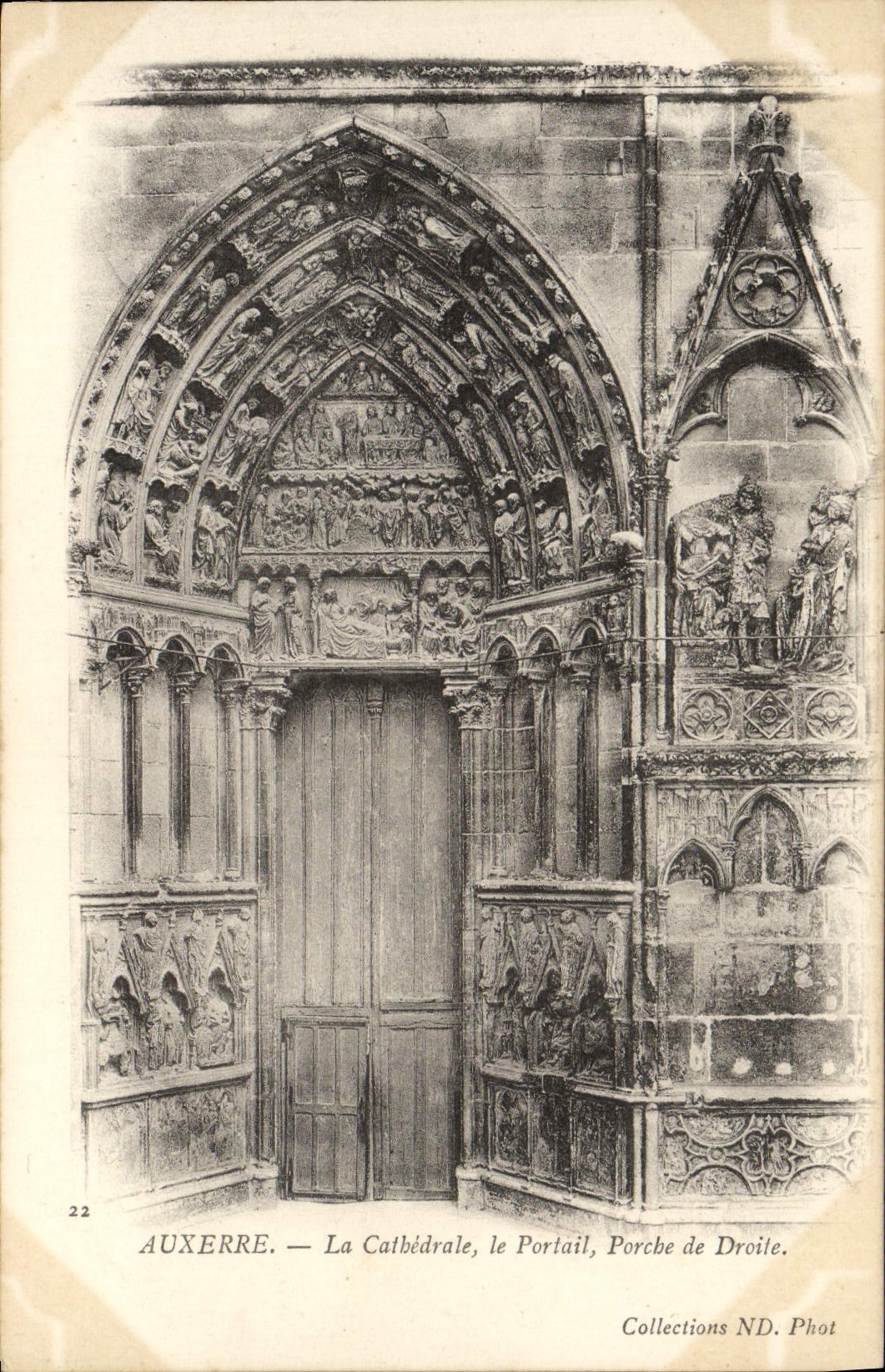 CPA Auxerre La cathedrale Le Portail Porche de droite