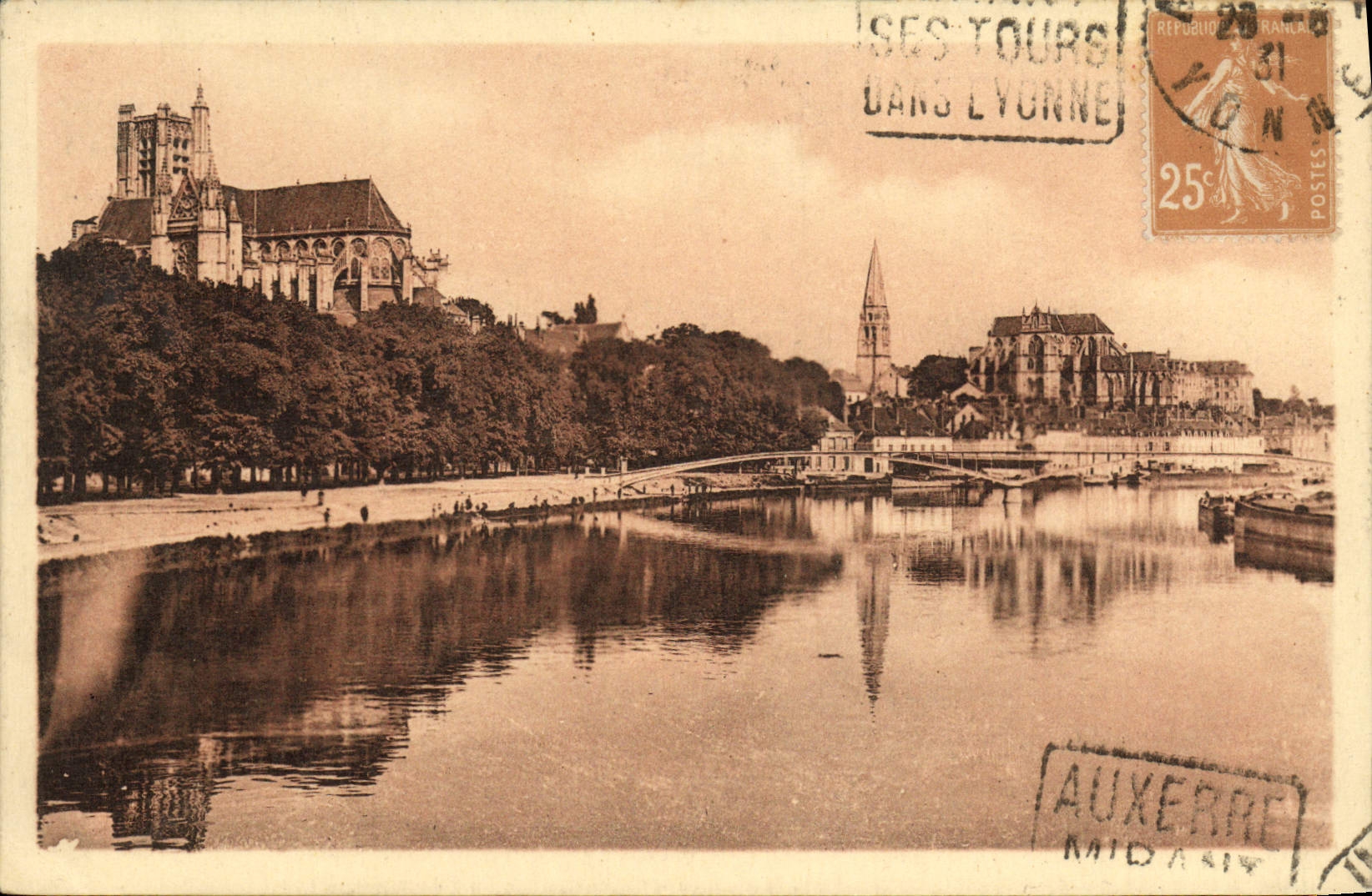 CPA Auxerre L'Yonne et la Cathedrale 