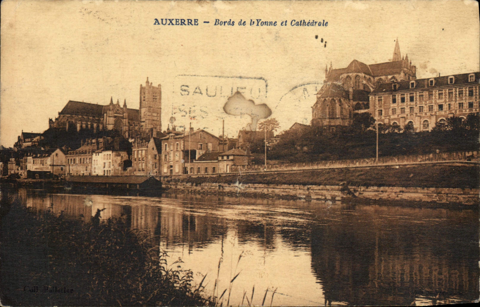 CPA Auxerre Bords de L'Yonne et Cathedrale