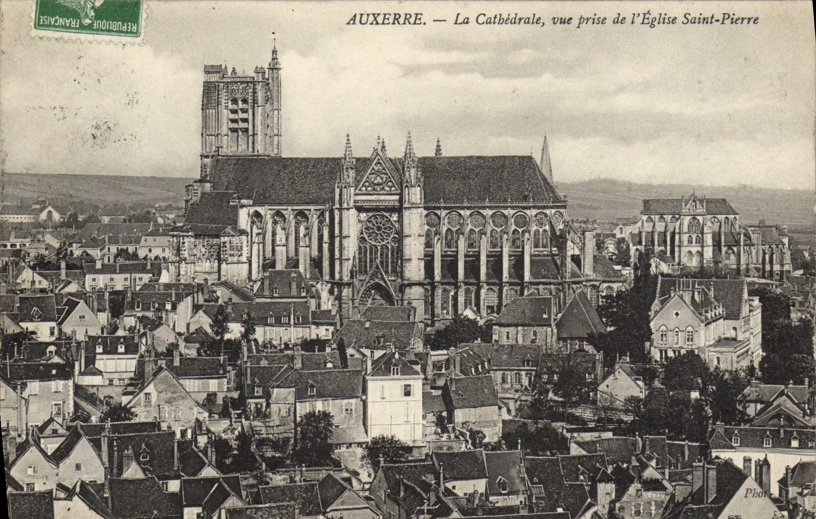 CPA Auxerre La Cathedrale vue Prise de L'Eglise Saint Pierre