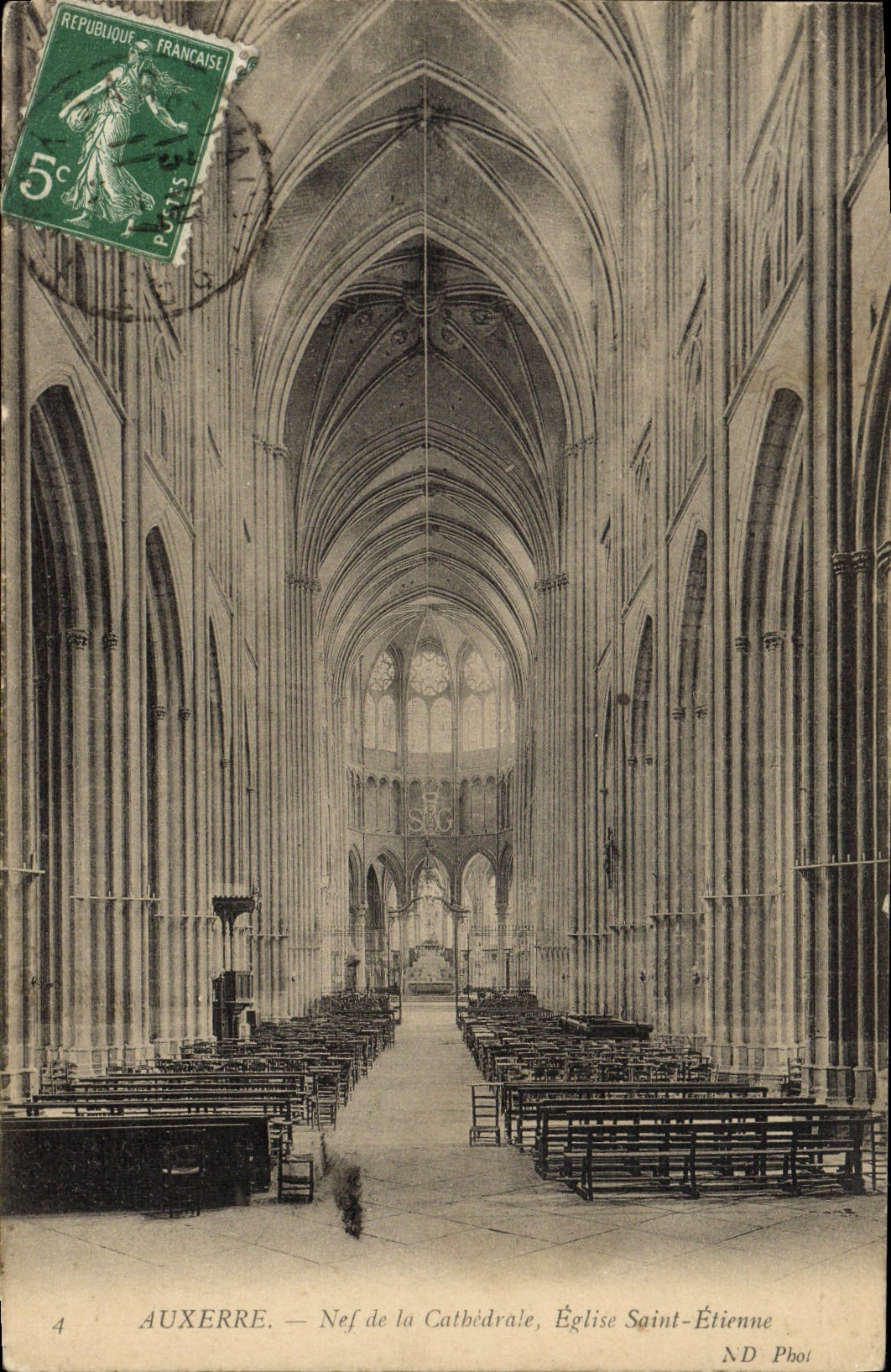CPA Auxerre Nef de la Cathedrale Eglise Saint Etienne