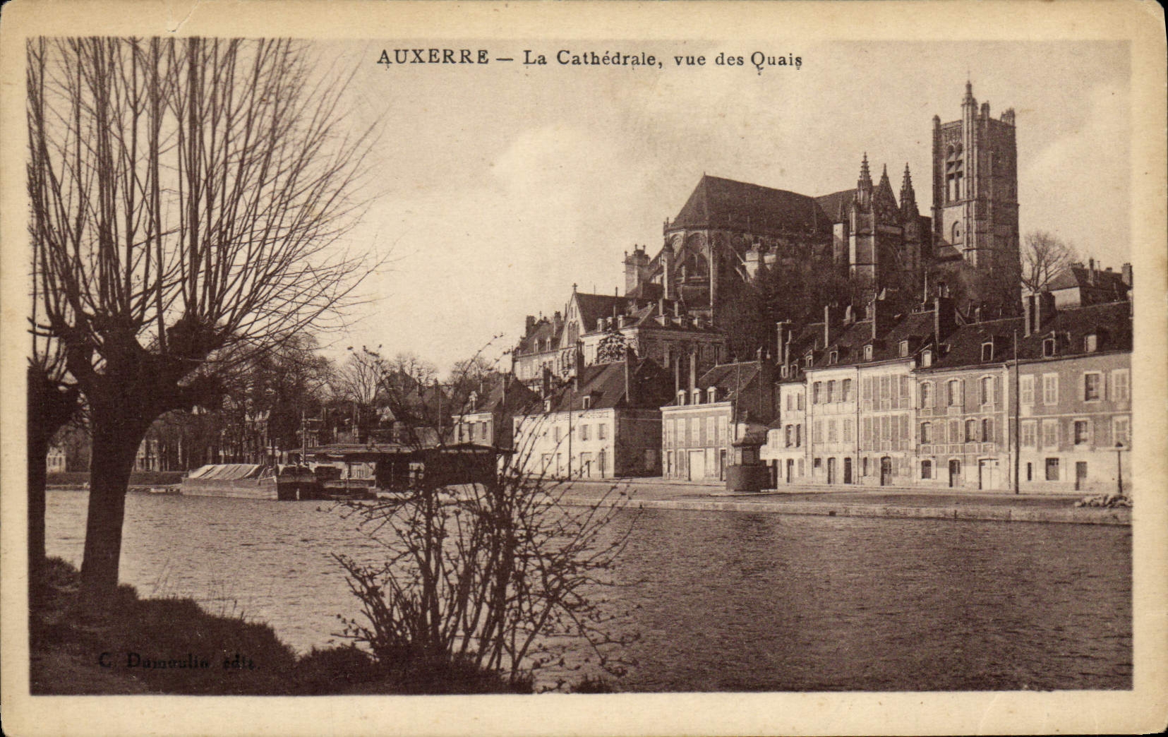 CPA Auxerre La Cathedrale Vue Des Quais