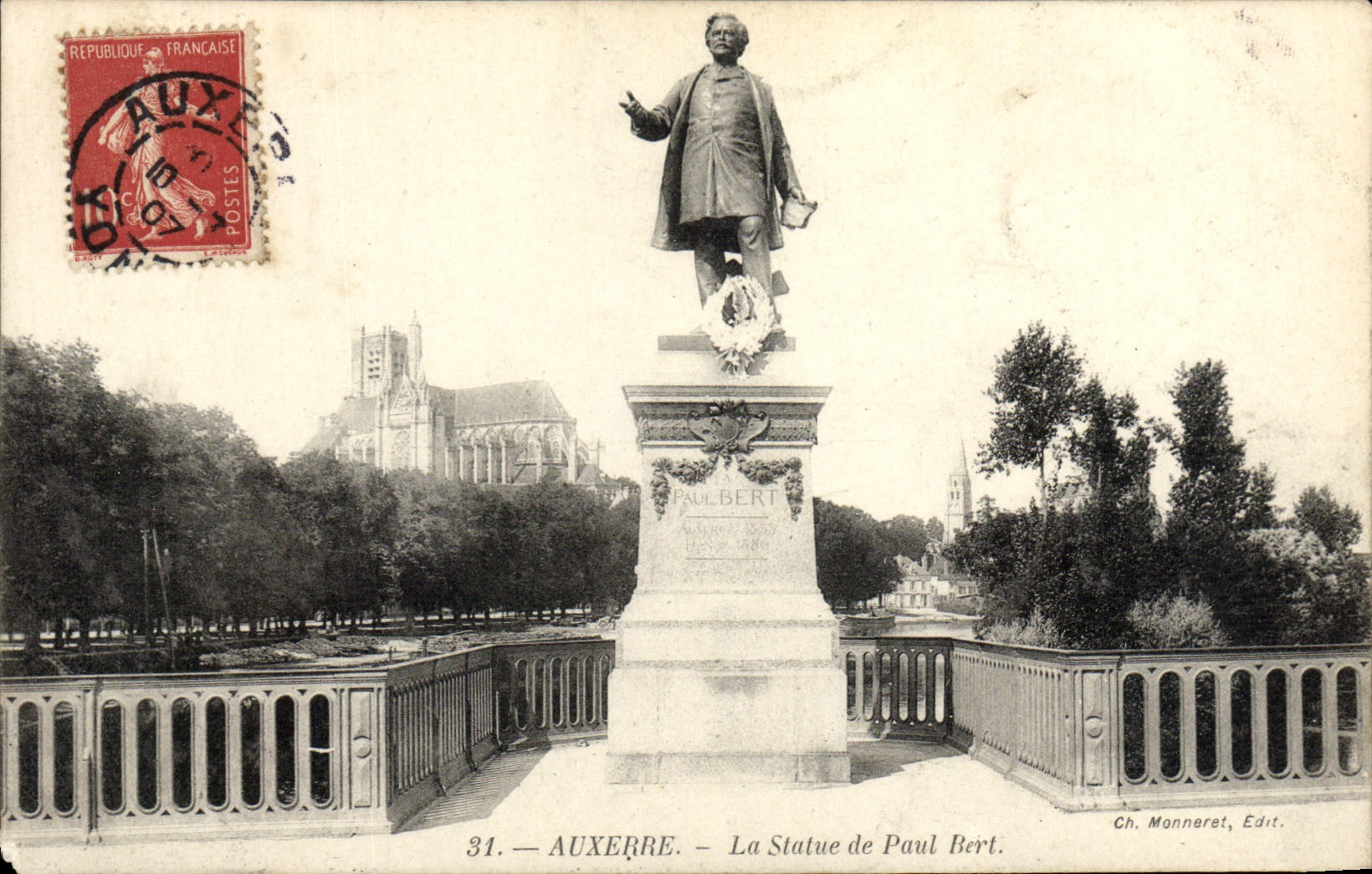 CPA Auxerre La Statue De Paul Bert