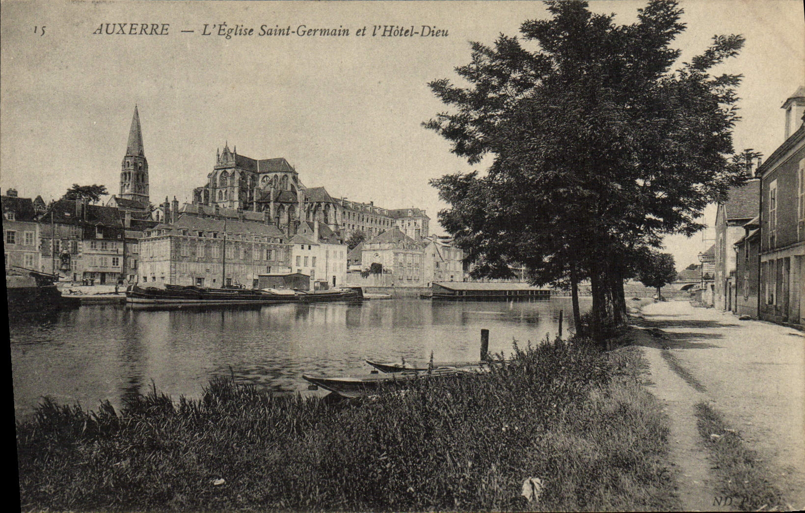 CPA Auxerre L'Eglise Saint Germain Et l'Hotel Dieu