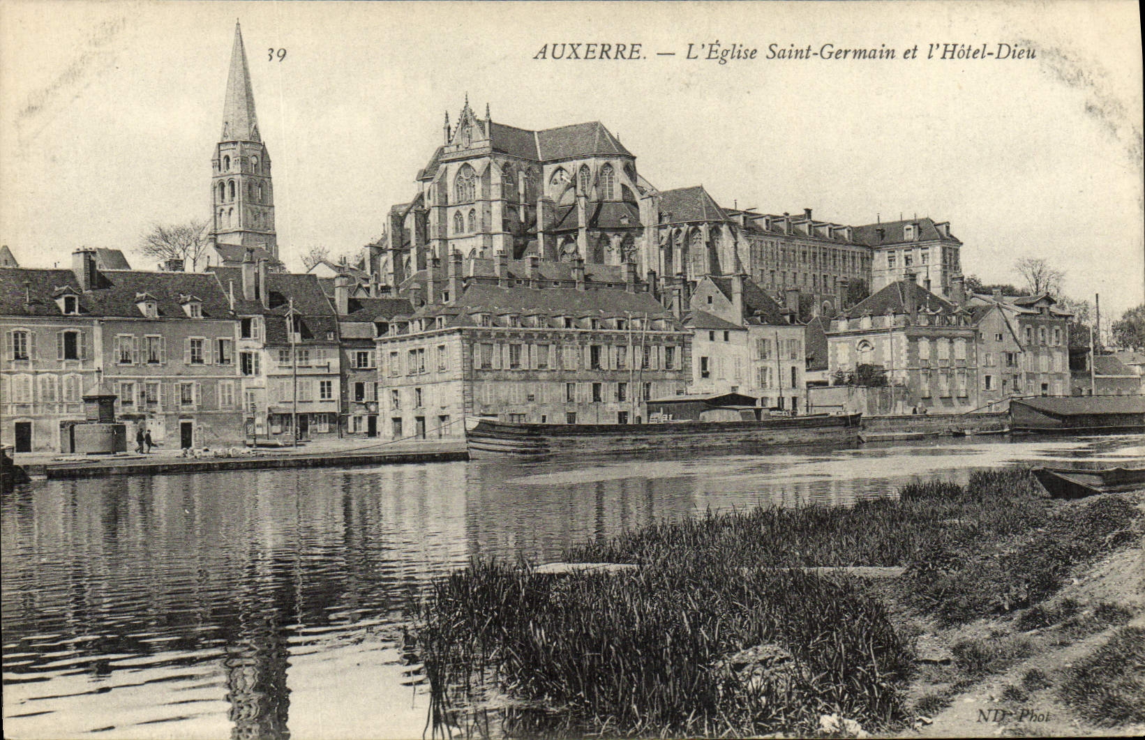 CPA Auxerre L'Eglise Saint Germain Et l'Hotel Dieu Dieu