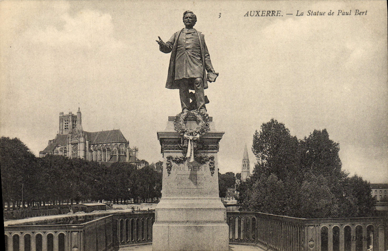 CPA Auxerre La Statue De Paul Bert