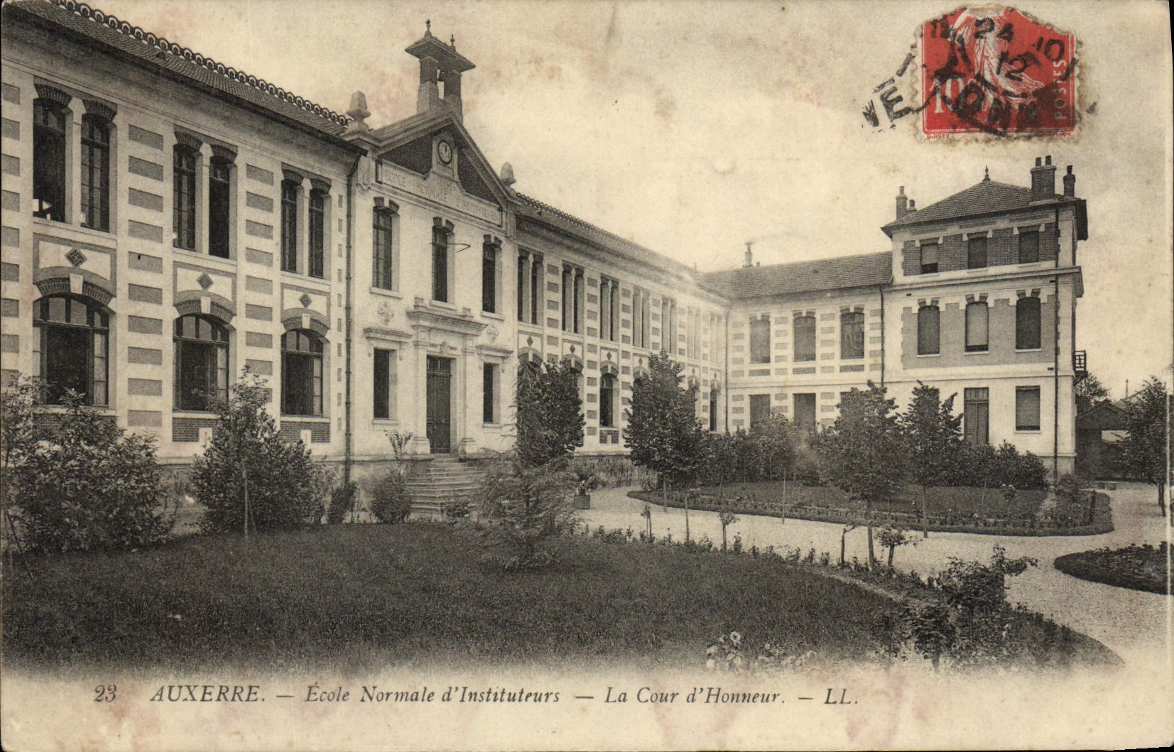CPA Auxerre Ecole Normale D'Instituteurs La Cour d'Honneur