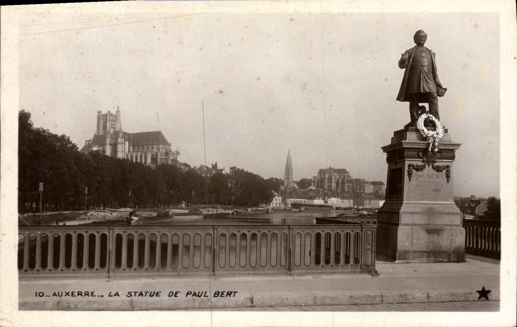 CPA Auxerre La Statue De Paul Bert