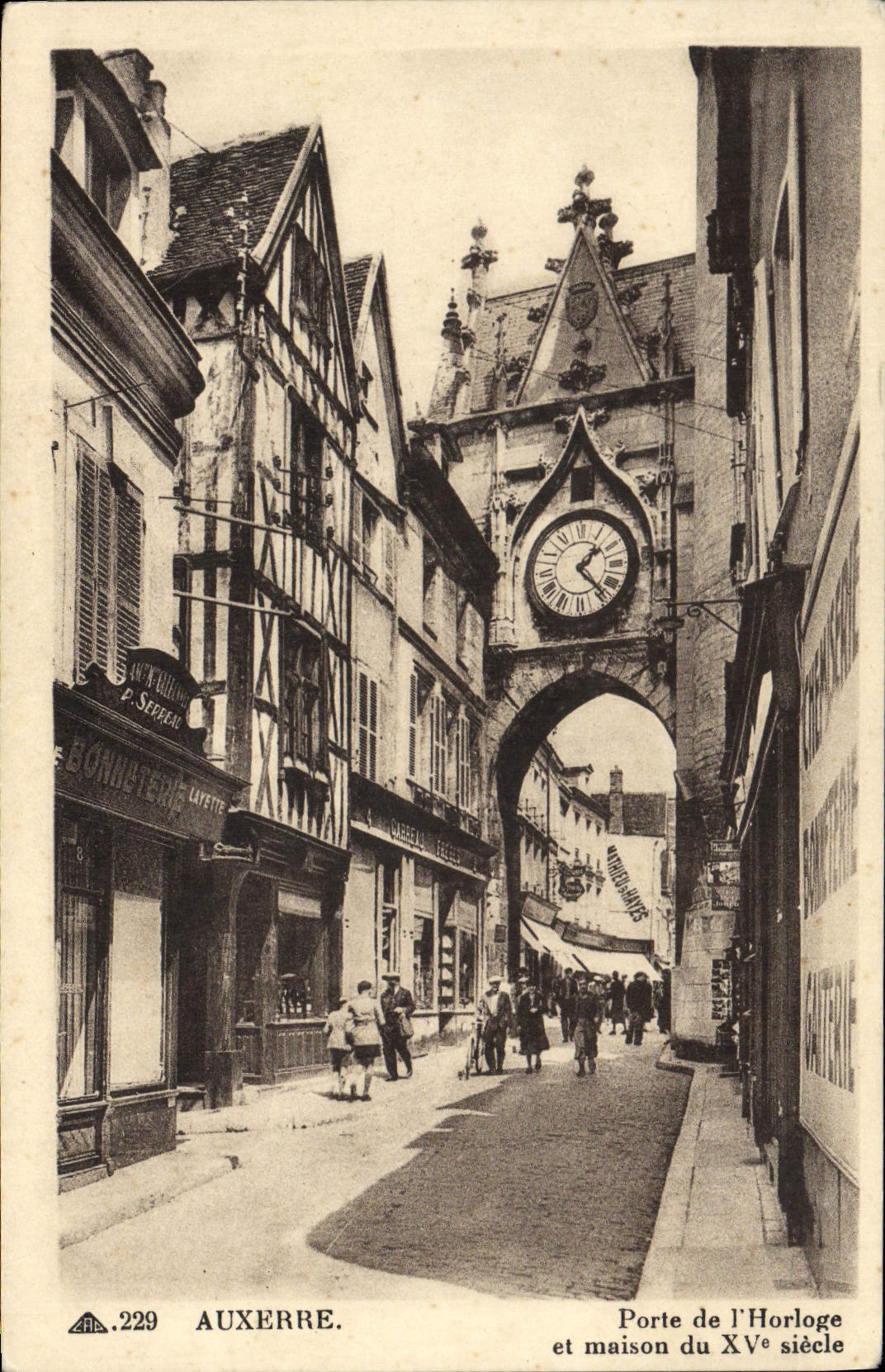 CPA Auxerre Porte De l'Horloge Et Maison Du 15eme 