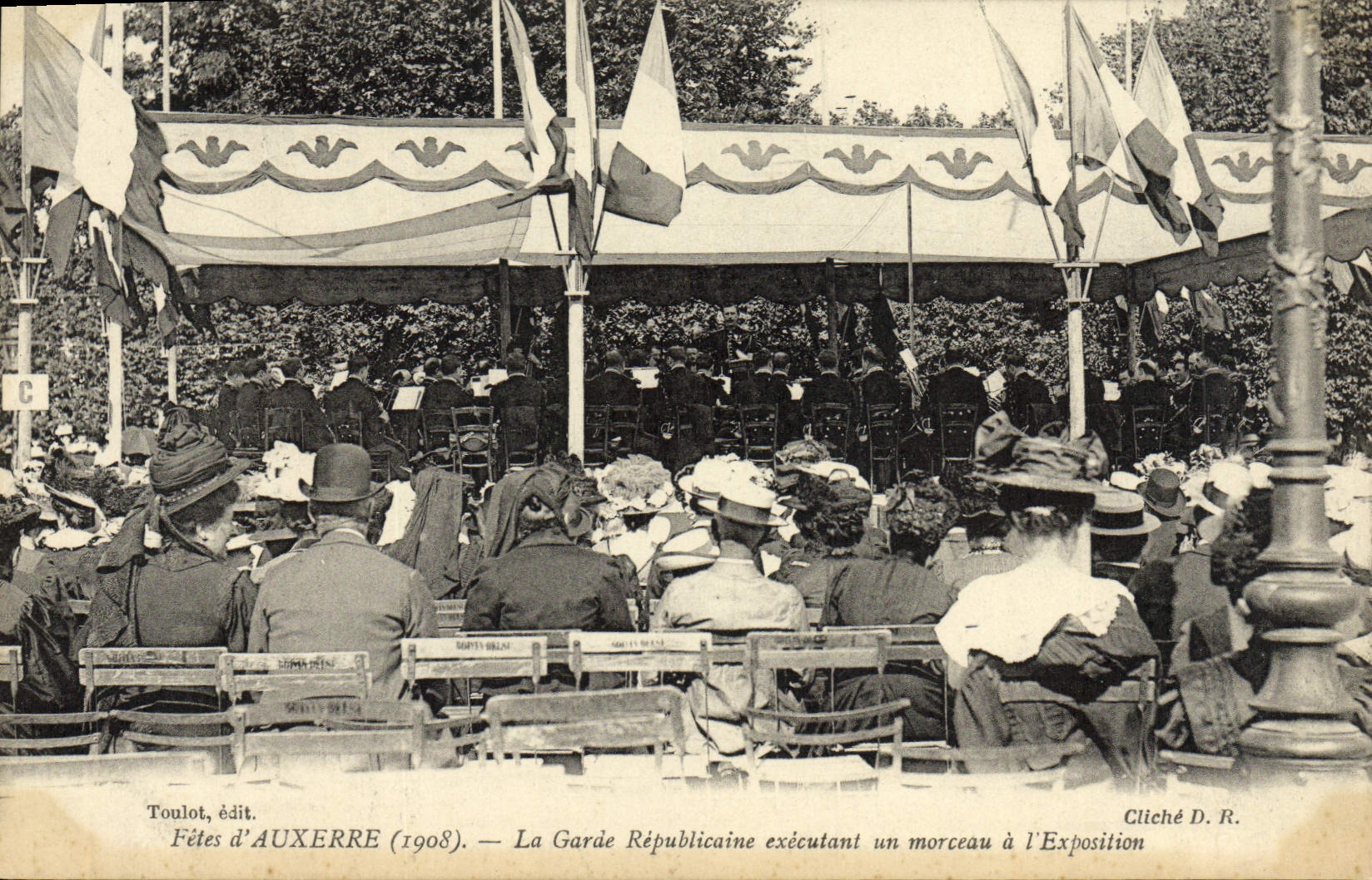 VINTAGE POSTCARD Festivals of Auxerre Republican guard Carrying out a Piece with exposure TOP Auxerre