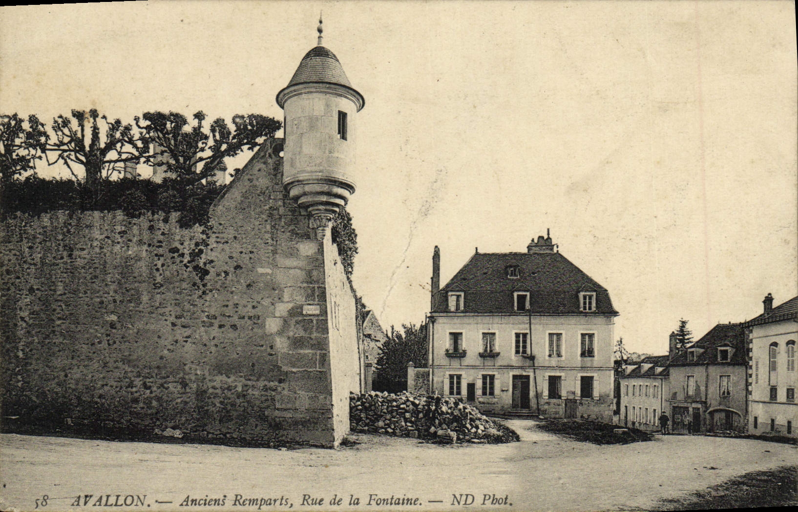 CPA Avallon Anciens Remparts Rue De La Fontaine