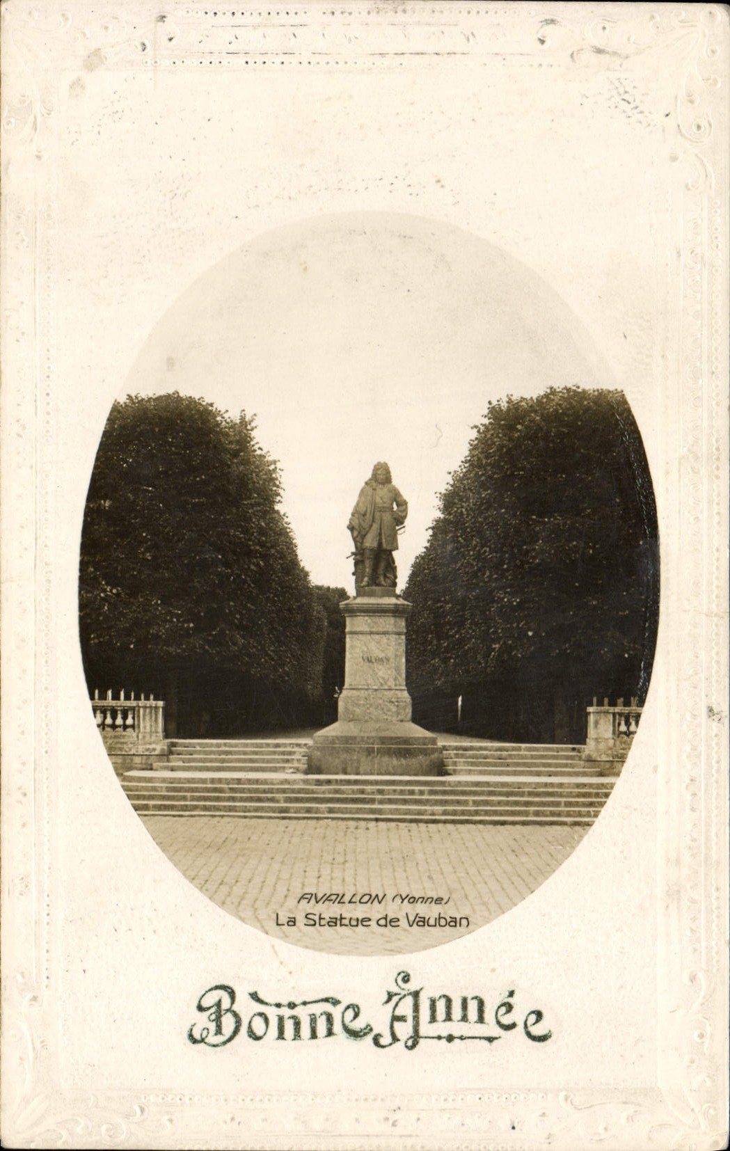 CPA Avallon La Statue De Vauban
