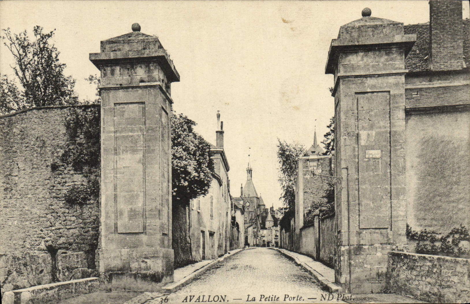CPA Avallon La Petite Porte