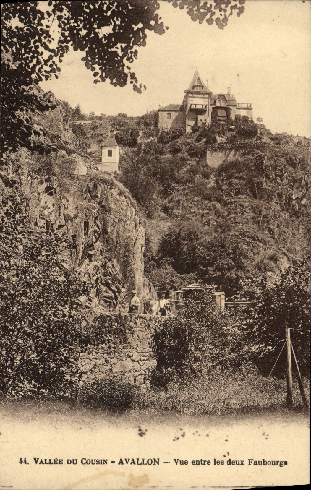 CPA Vallee Du Cousin Avallon Vue Entre Les Deux Faubourgs