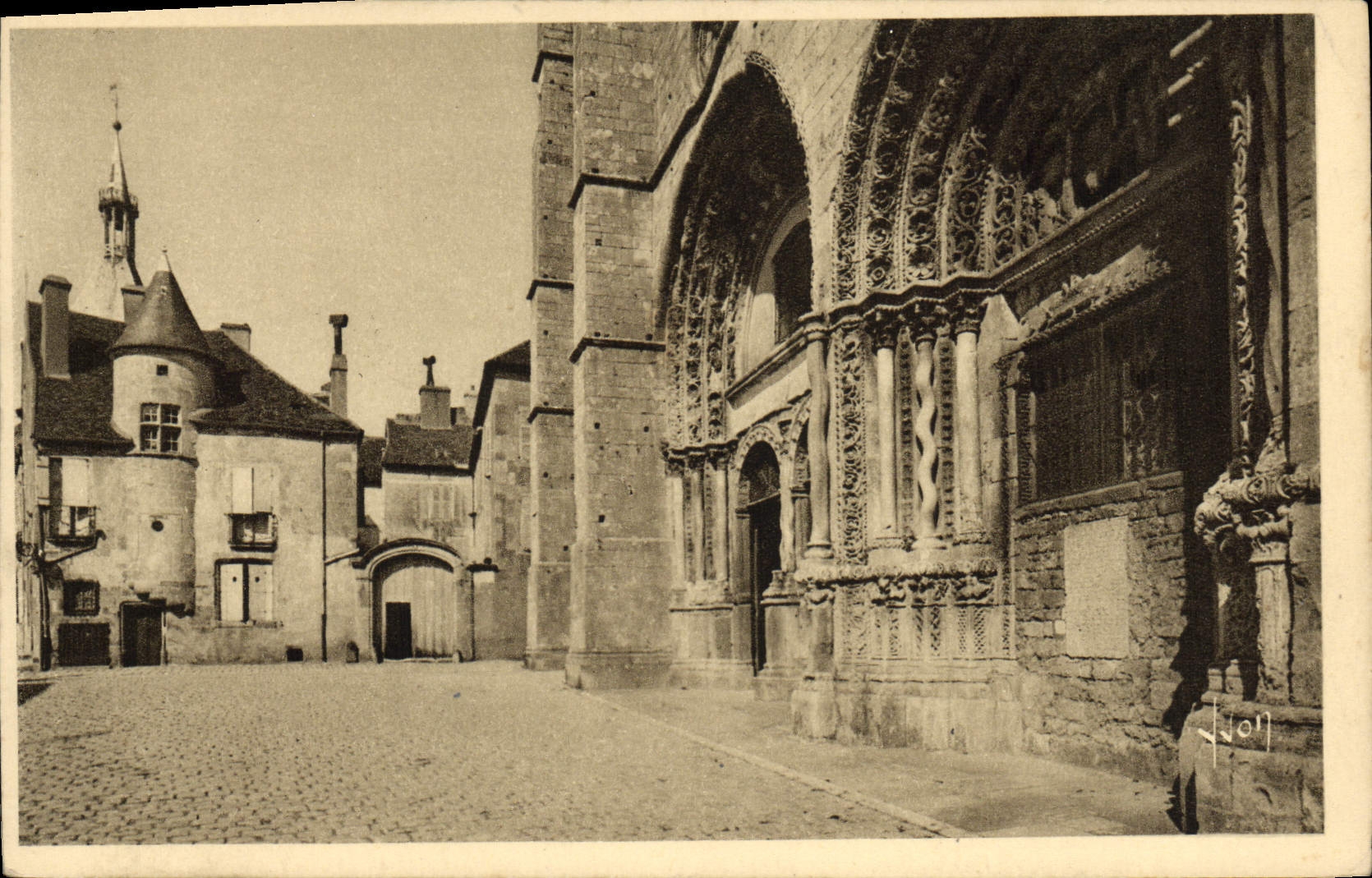 CPA Avallon Place St Lazare Et Maison du 15eme