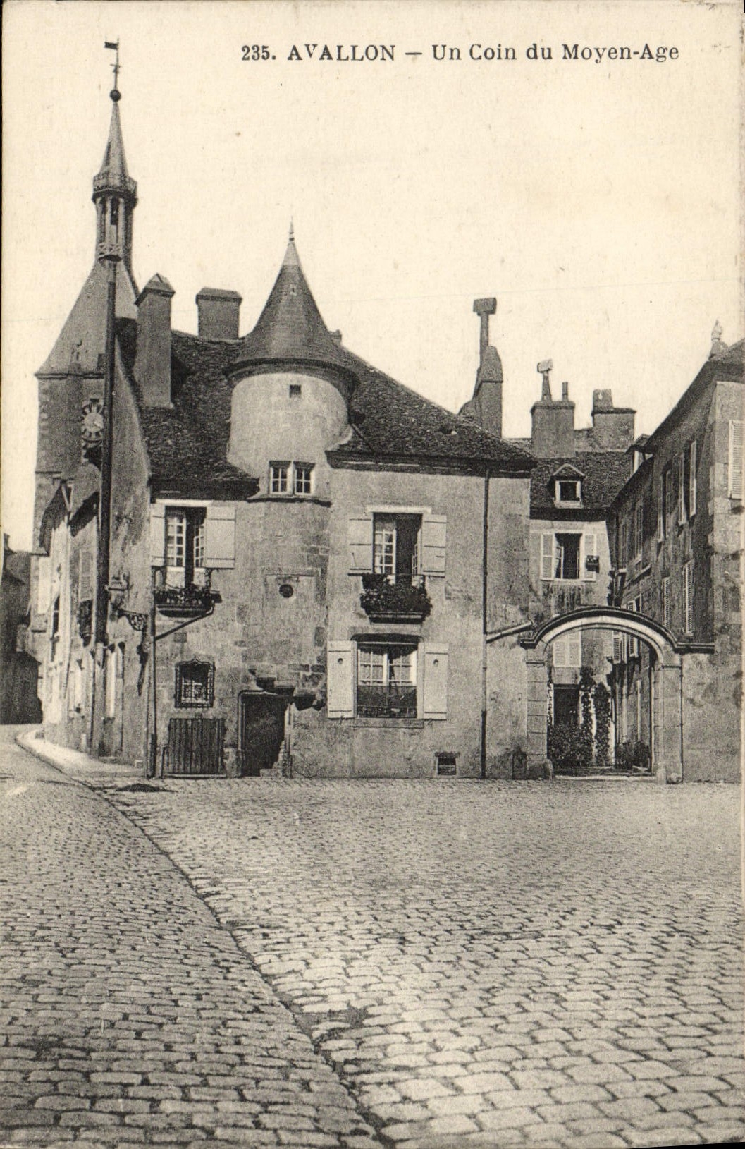 POSTAL Avallon de la VENDIMIA una esquina de las Edades Medias