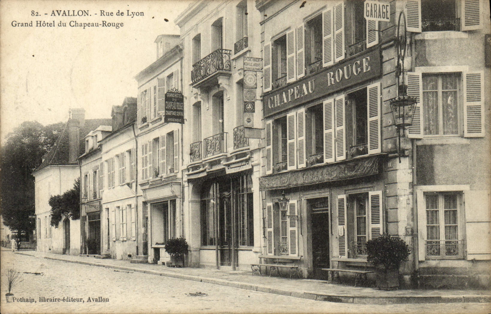 CPA Avallon Rue De Lyon Grand Hotel Du Chapeau Rouge