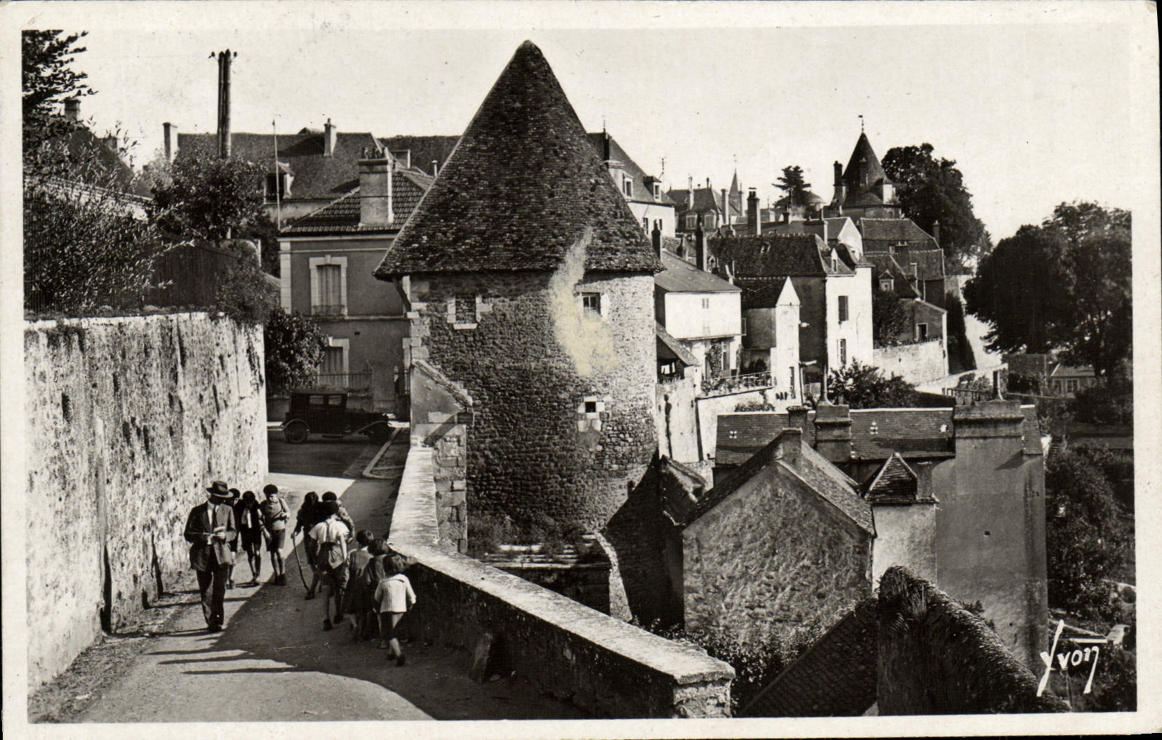CPA Avallon Les Remparts Et Tour De l'Escharguet Enfants