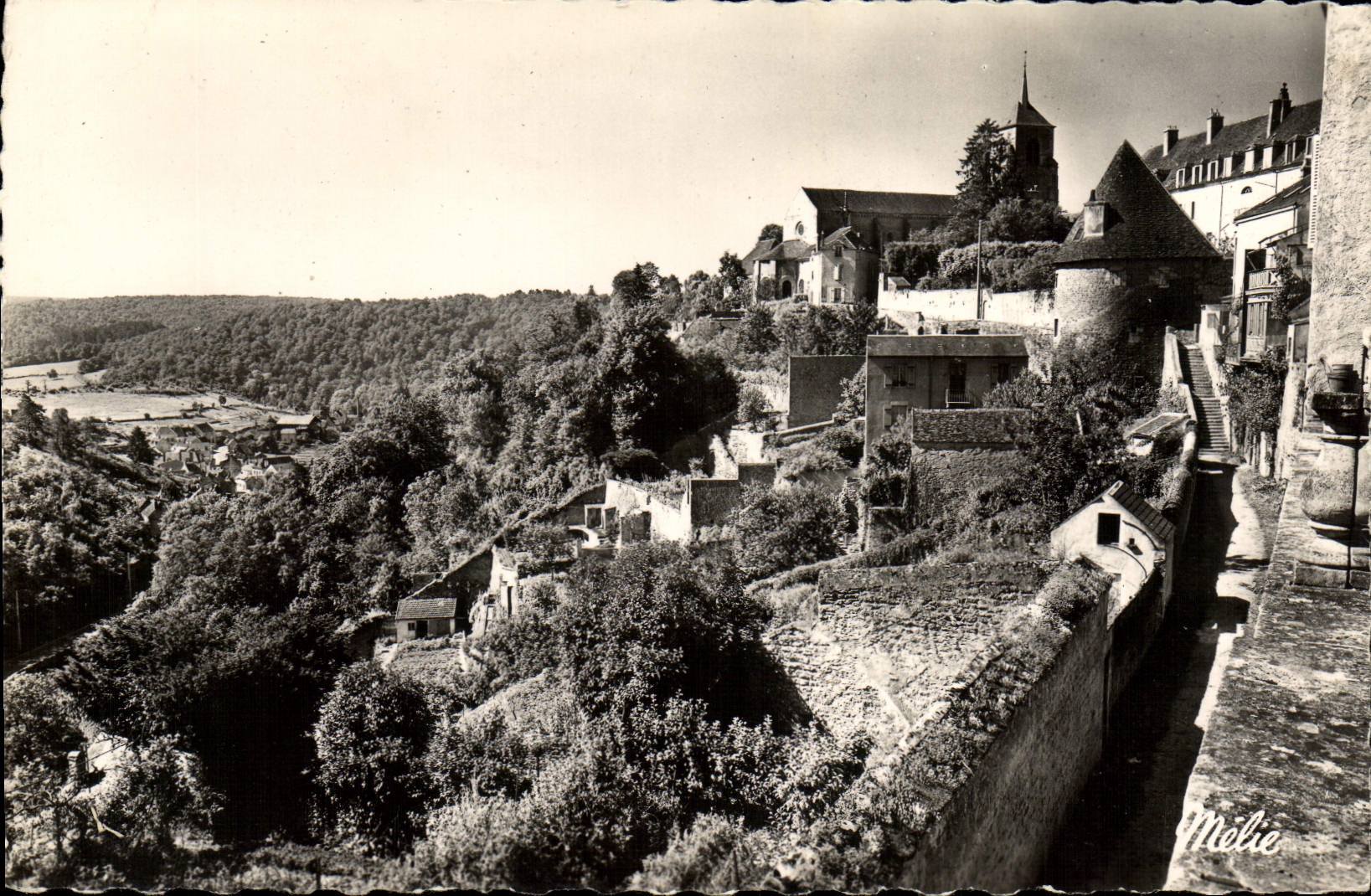 CPM Avallon Les Remparts Et l'Eglise St Lazare