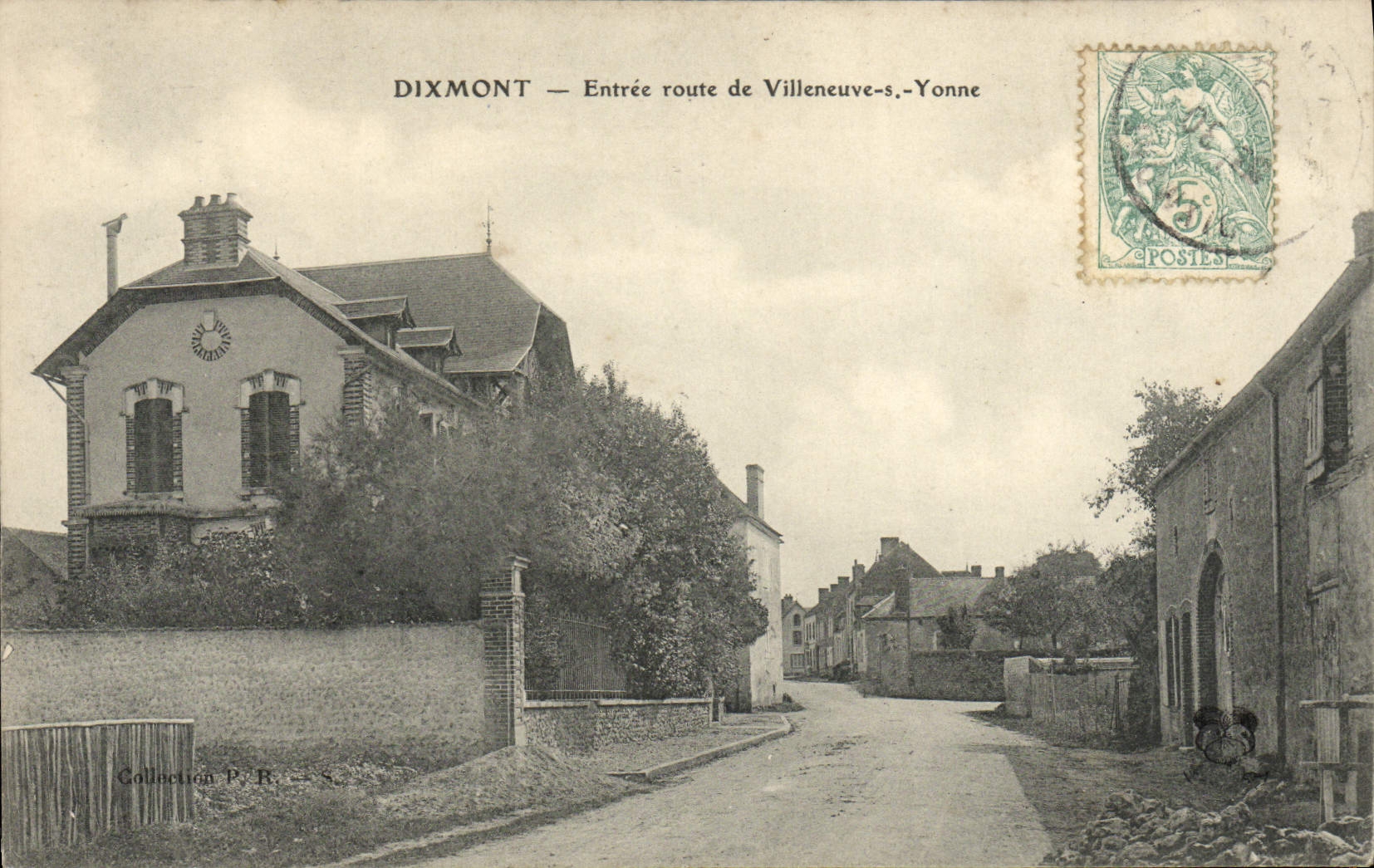 CPA Dixmont Entree Route De Villeneuve S yonne