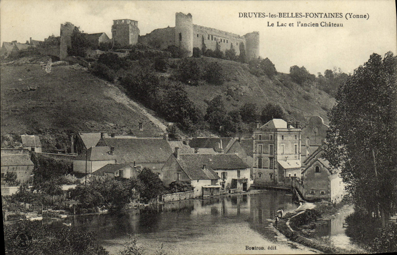VINTAGE POSTCARD Druyes Beautiful Fountains the Lake And the Old Castle