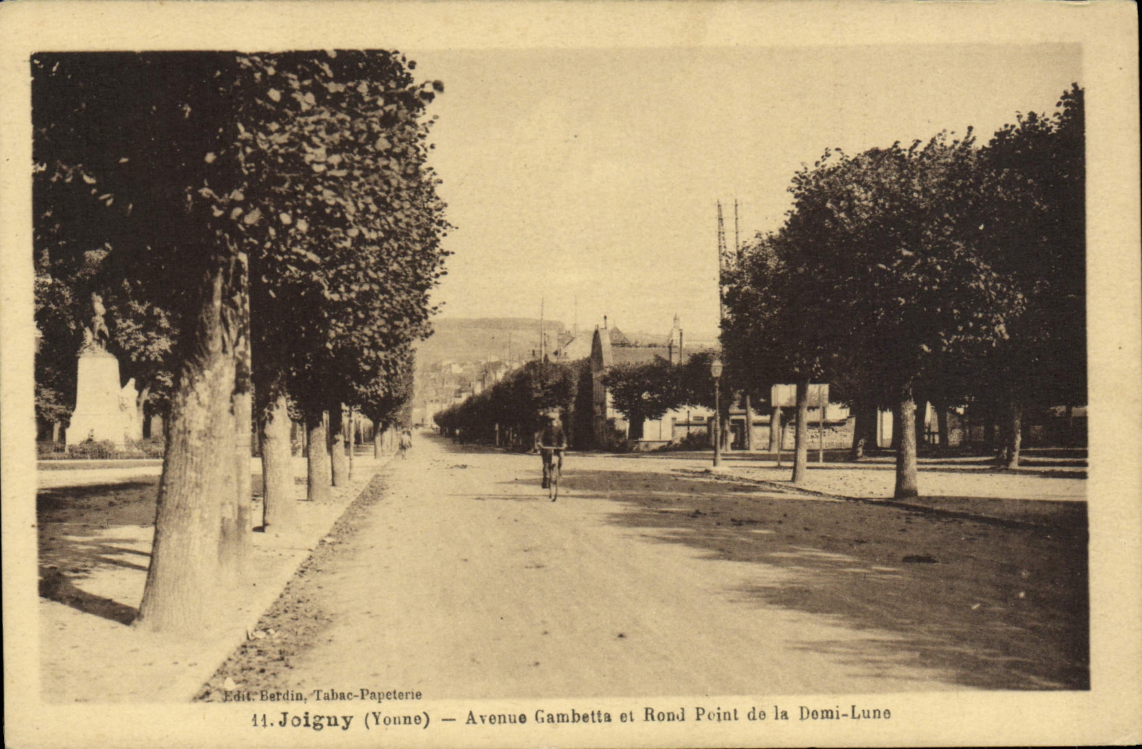 CPA Joigny Avenue Gambetta Et Rond Point De La Demi Lune