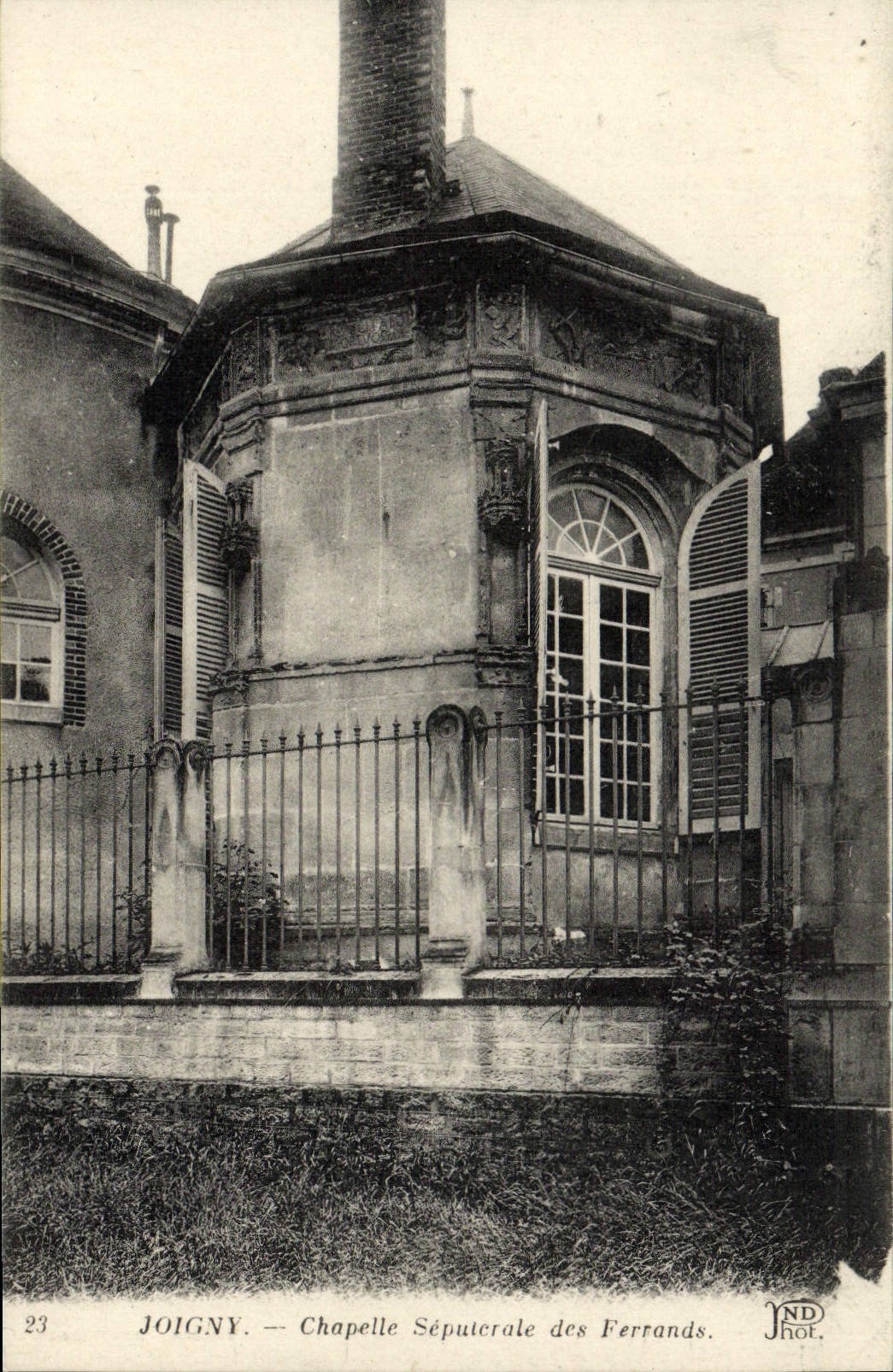 CPA Joigny Chapelle Sepulcrale Des Ferrands