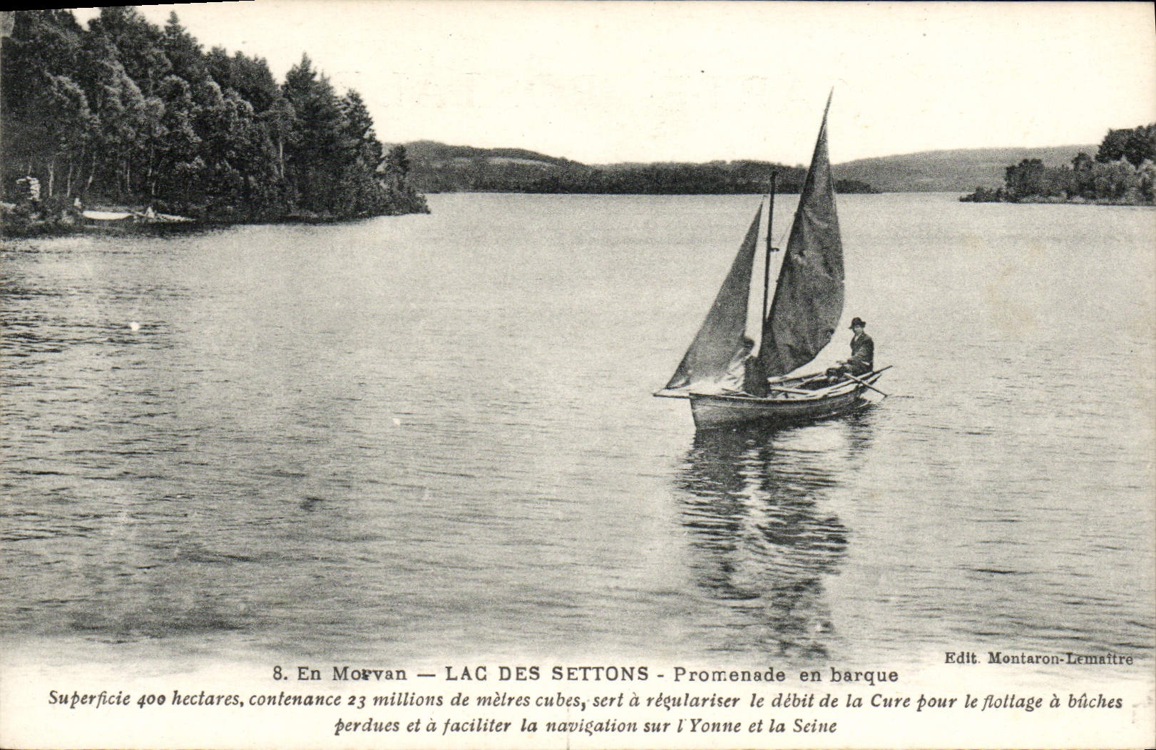 CPA En Morvan Lac Des Settons Promenade en barque Bateau