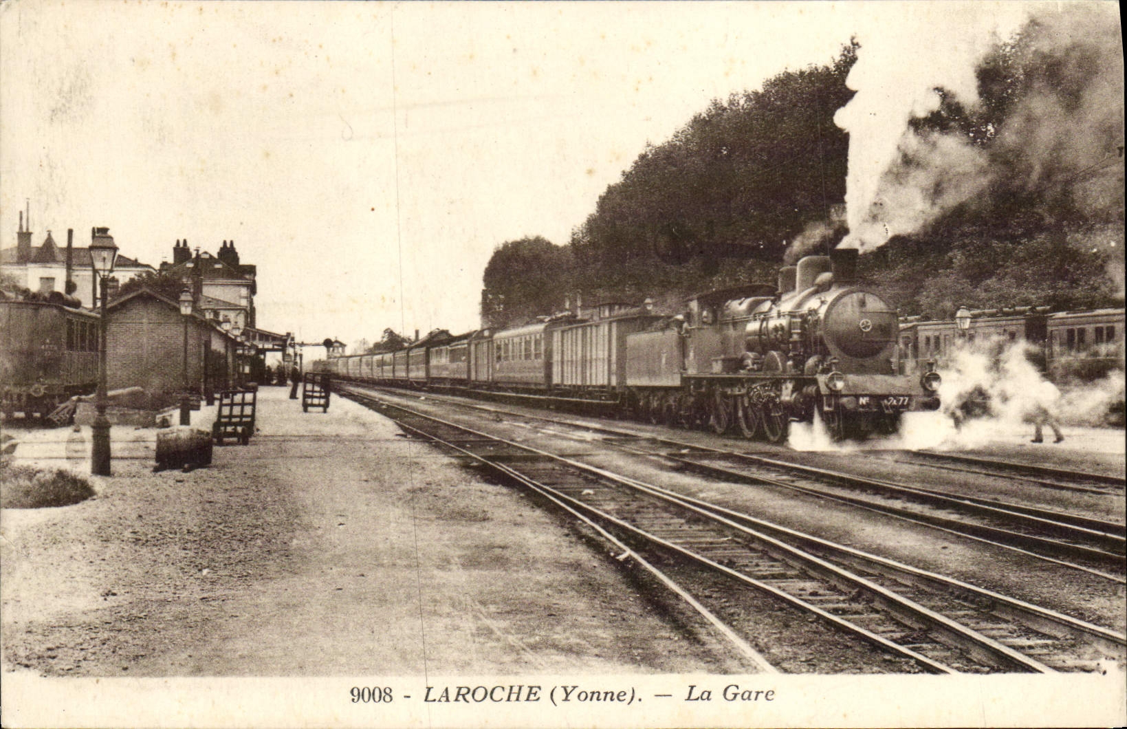 VINTAGE POSTCARD Laroche Train station Train TOP