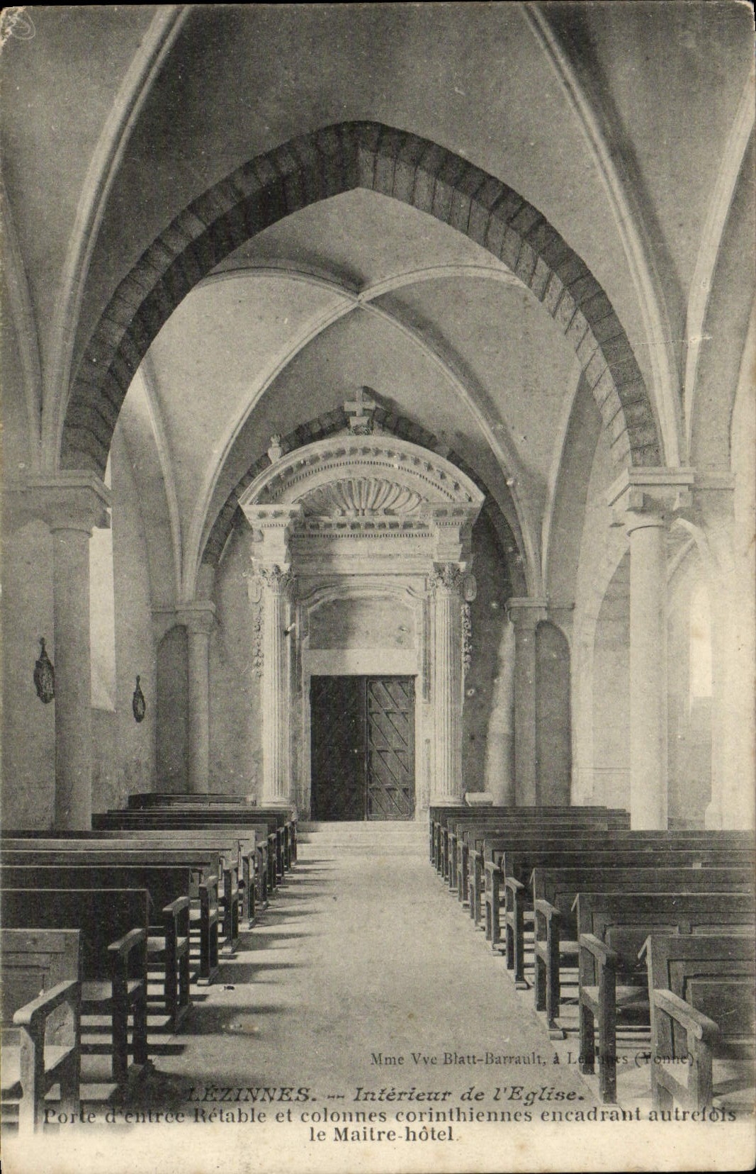 La POSTAL Lezinnes interior de la VENDIMIA de puerta principal de la iglesia de I vuelve a presentar