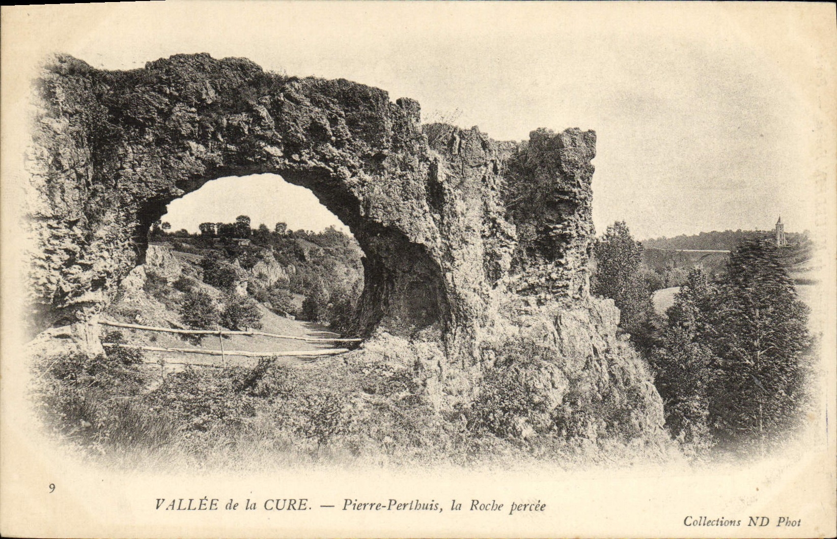 CPA Vallee de La Cure Pierre Peribuis la roche Percee
