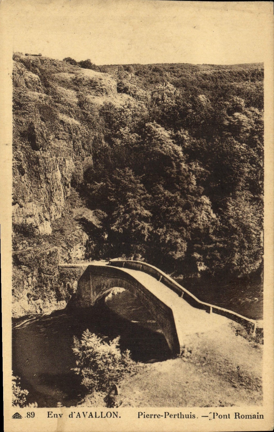 CPA Env D'Avallon Pierre Perthuis Pont Romain