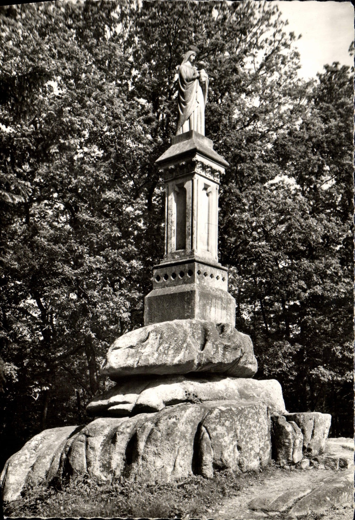 MODERN CARD Abbey Of Pierre Who Transfers the dolmen