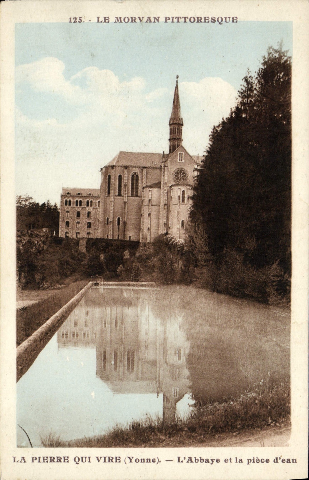CPA Monastere de Ste Marie de La Plerre qui Vire L'abbaye et la piece d'eau