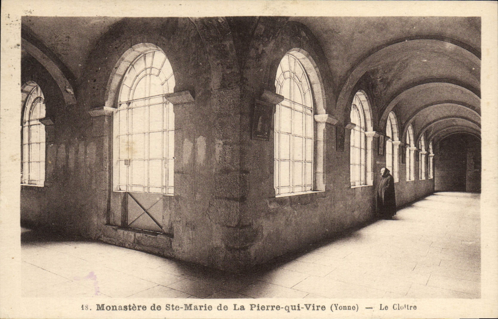 CPA Monastere de Sainte Marie de la Pierre qui vire Le cloitre 