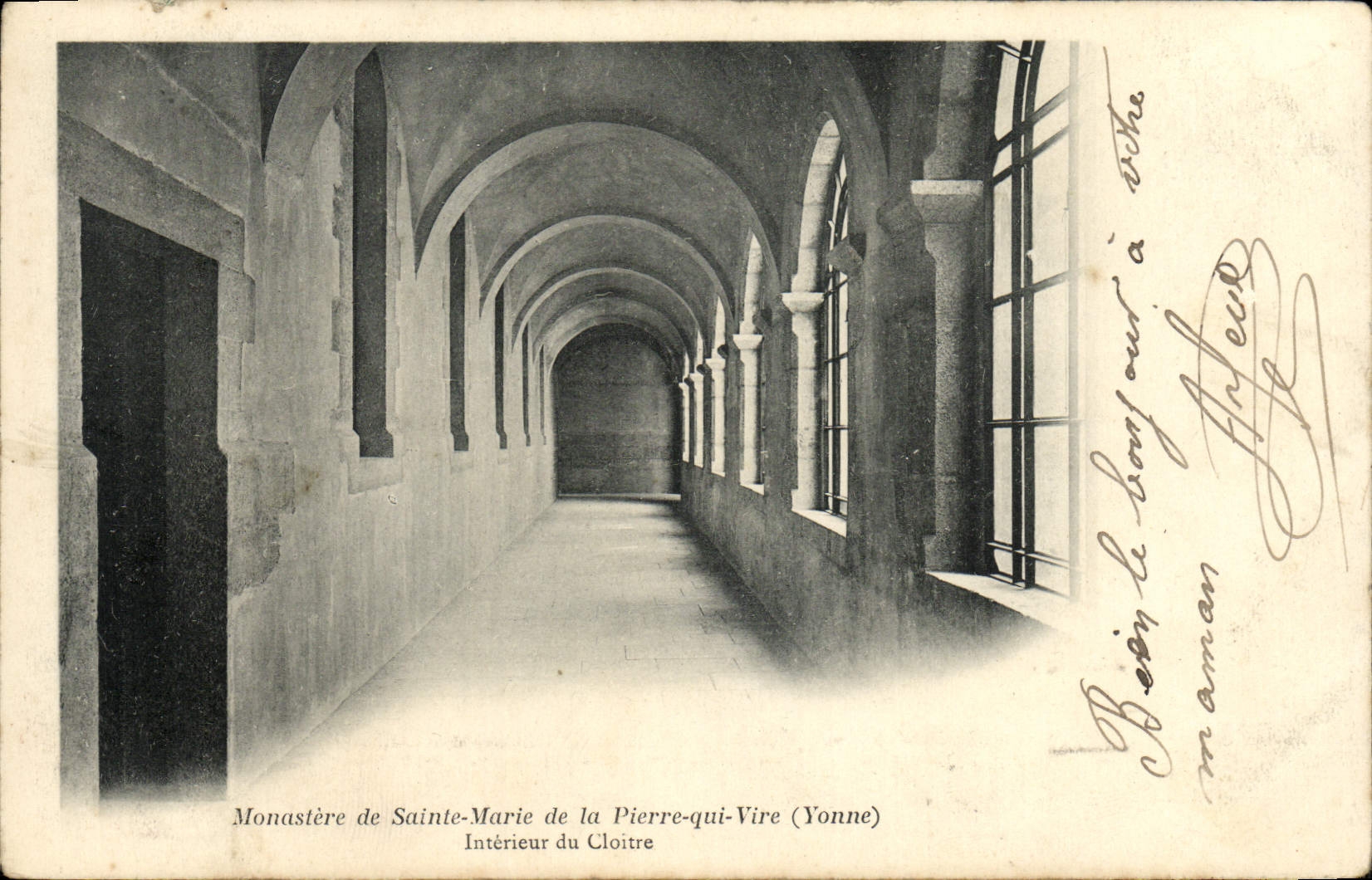 CPA Monastere de Ste Marie de La Pierre qui Vire Interieur du cloitre 