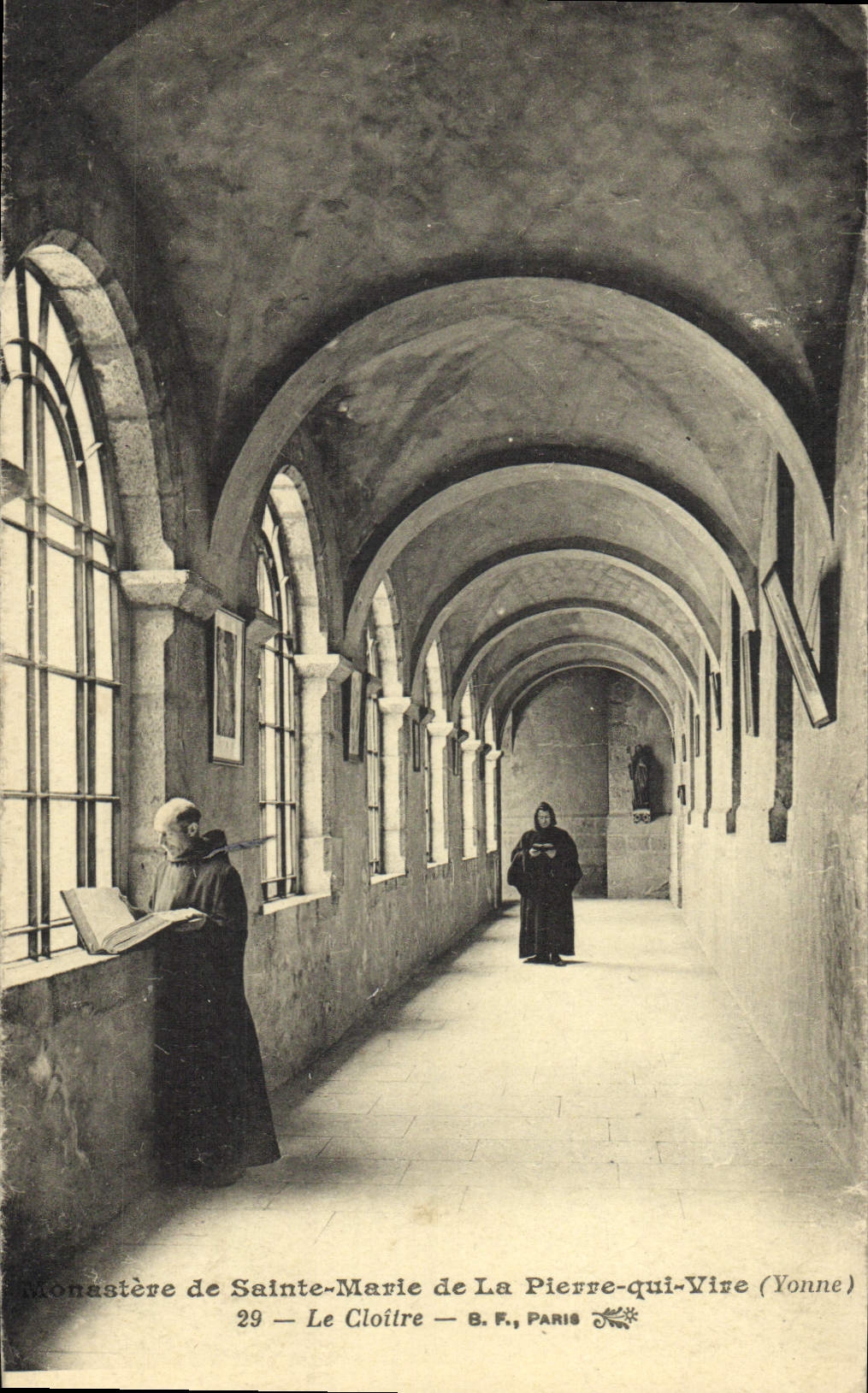 CPA Monastere de Ste Marie de La Pierre qui Vire Le cloitre Moines