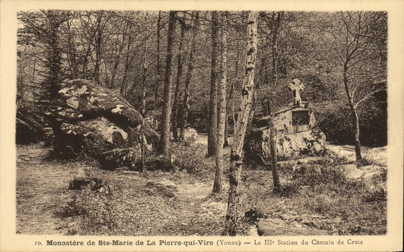 CPA Monastere de Ste Marie de La Pierre qui Vire La 3eme station du chemin de croix 
