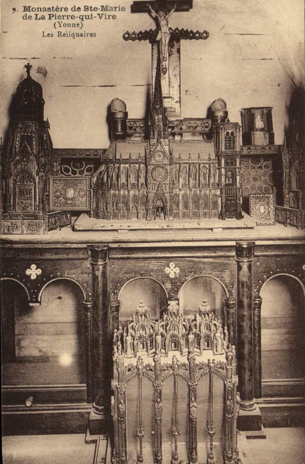 CPA Monastere de Ste Marie de La Pierre qui Vire Les reliquaires