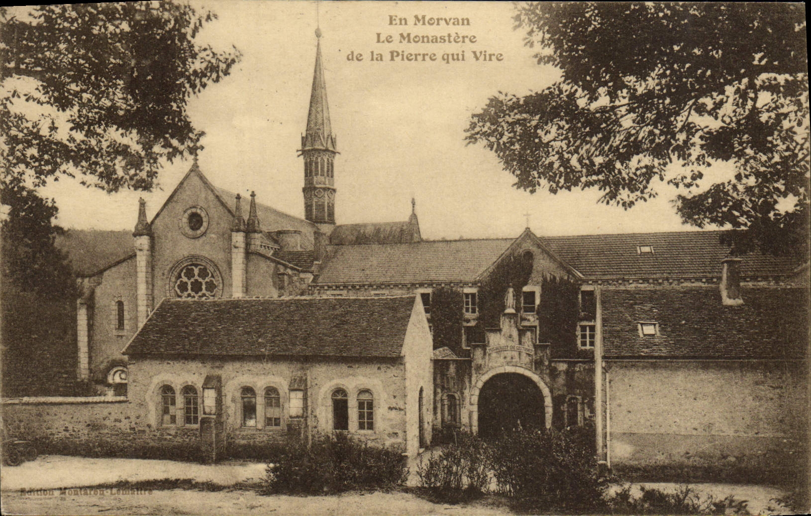 CPA En Morvan Le Monastere de la Pierre qui vire